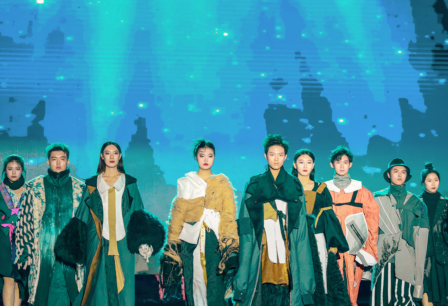 第十一届体育运动会开幕式晚会《云端霓裳》剧照