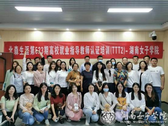 一群人的合照
中度可信度描述已自动生成