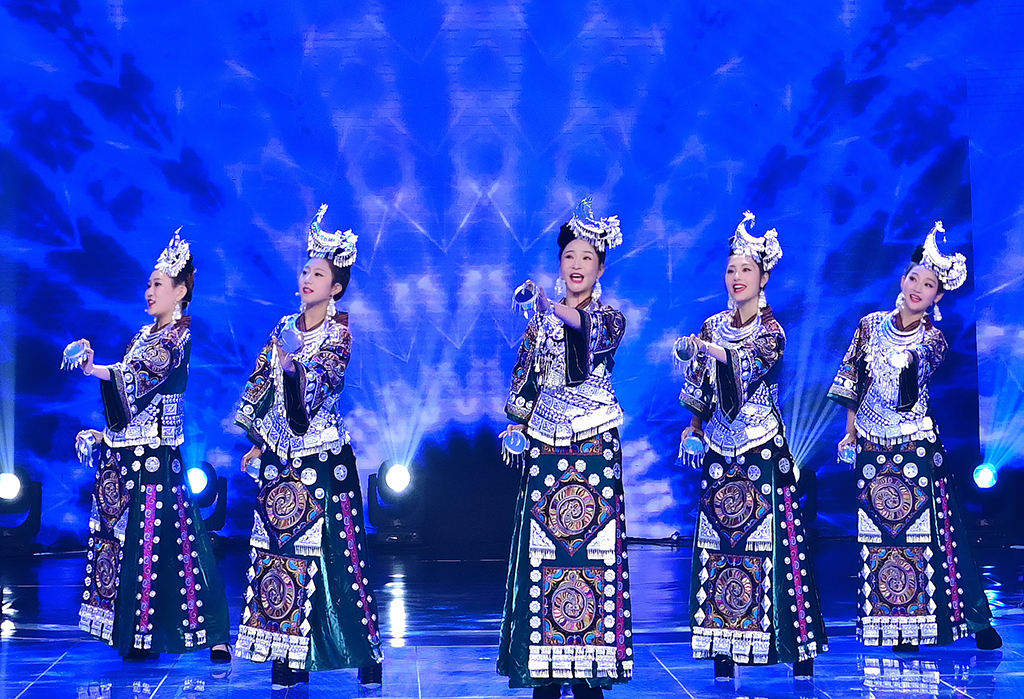 《月亮女组合》再上CCTV15，一曲《踩着云》清亮悠长，回味无穷。